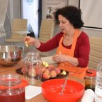 Üretici Pazarında çocuklara tohum, ailelerine sirke yapım atölyesi