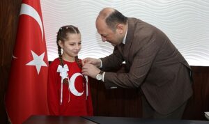 İstiklal Marşı Birincisi Ecem Hifa Sert’e Başkan Selçuk Yıldız’dan Ödül