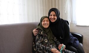 92 Yaşındaki Neriman Teyze’ye Duygu Dolu Doğum Günü Sürprizi