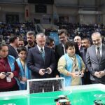 Başkan Büyükakın, robot yarışmasına katıldı, Kocaelisporlu futbolcularla maç yaptı