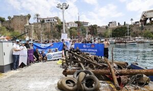 Büyükşehir’den Yat Limanı’nda deniz dip temizliği