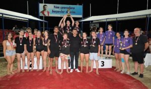 Dikili’nin Yıldızları Kupayı Kaldırdı