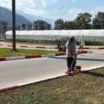 Finike’de yollar yenileniyor bordürler boyanıyor