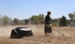 Konya Büyükşehir Mezarlık Bakımında Ot Biçme Robotlarını Kullanmaya Başladı