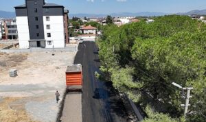 Burhaniye’de 12 Ayrı Mahallede Yol Seferberliği