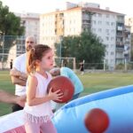 Çiğli Belediyesi’nin Şişme Oyun Parkı Mahalle Mahalle Çocuklarla Buluşuyor