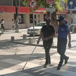 Görme engelli vatandaşa zabıtadan destek eli