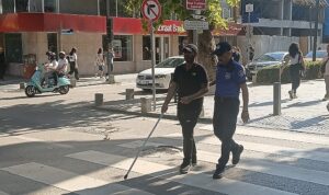 Görme engelli vatandaşa zabıtadan destek eli