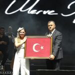 Merve Özbey Saray’ı salladı