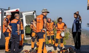 Sarp yamaçlardan 2 ton atık toplandı