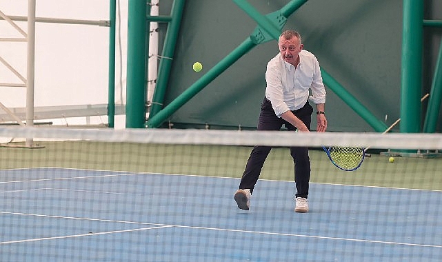 Büyükakın mesajını bu kez tenis kortundan verdi: ‘Kocaeli’de herkes, her sporu yapabiliyor’