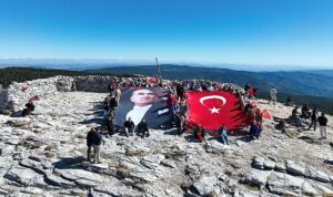 Edremit’in kurtuluşunun 104. yılında Sarıkız Zirvesi’nde bayrak yürüyüşü