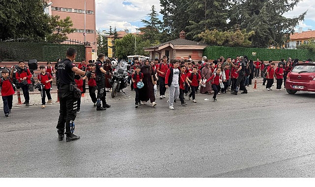 Konya Büyükşehir Zabıtası Okul Çıkışlarında Öğrencilerin Güvenliğini Sağlıyor