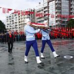 Cumhuriyet Bayramı kutlamaları çelenk sunma töreniyle başladı