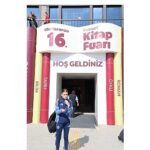 İrem, kitapların dünyasını işaret diliyle keşfetti