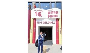 İrem, kitapların dünyasını işaret diliyle keşfetti