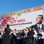 Karşıyaka’dan Öğrenciler, Halk Oyunları ve Çocuk Korosuyla Cumhuriyet Coşkusuna Ortak Oldu